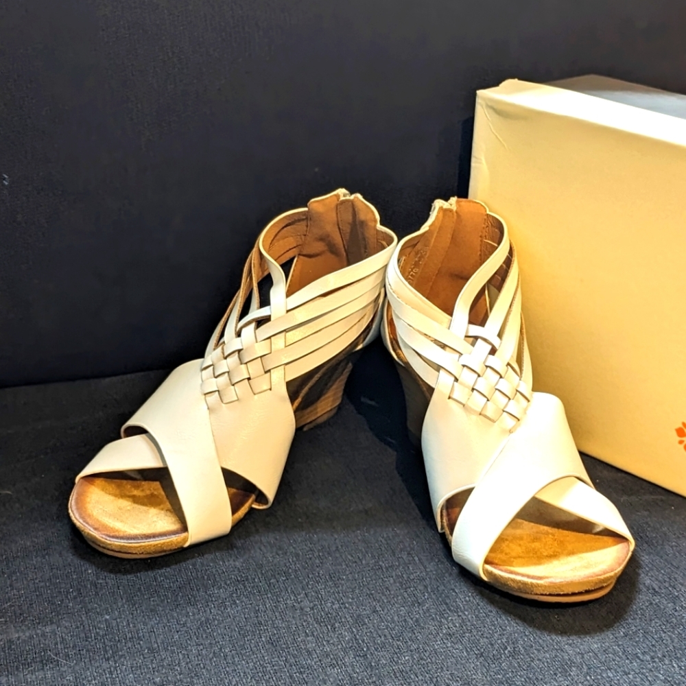 Women's String Step Patrizia Size 7.5 - 8